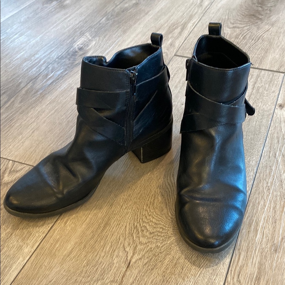 Anne Klein Womens Javen 3 Faux Leather Block Heel Booties